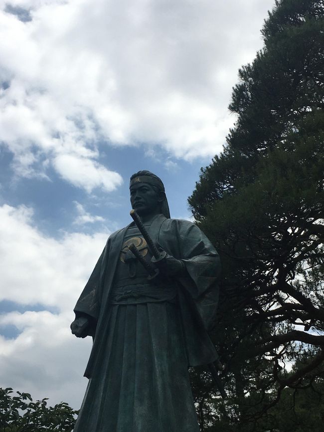 緊急事態制限が解除されましたが、県外の移動は自粛のため「東京」を再発見の<br />旅行!?(散策)に出掛けました。<br /><br />今更ですが、司馬遼太郎さんの「燃えよ剣」を拝読中で、新撰組に<br />興味を持ち、副長である土方歳三先生の生誕の地である日野市へ行ってきました。<br /><br />⭐立川より多摩モノレール「万願寺」下車~「高幡不動」