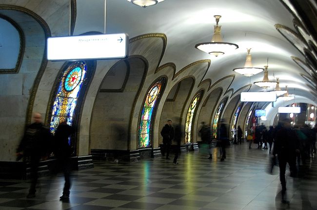 モスクワ2日目は地下鉄の三つの駅を散策です。<br />旅行ガイドに紹介されるベタな三つの駅です。<br />キエフスカヤ→コムソモーリスカヤ→ノヴォスロボーツカヤ。<br /><br />三つ目の駅 ノボスロボーツカヤ駅でトイレの関係で地上にでました。<br />そこから、気分が変わって街歩きにプラン変更です。ぶらぶら街並みを<br />楽しみながら、徒歩で赤の広場へ向かいます。（そこそこ距離はあり。）<br /><br />歩きながら立ち寄ったのは、エルミタージュ公園（美術館ではないです）、<br />モスクワ現代美術館、ペトロフカ通りを抜けてグム百貨店に向かいます。