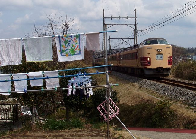 回顧録っていうか現在とごちゃ混ぜ旅行記。ほとんど電車ネタです。偶然見つけたこのお宅。自宅の庭に特急電車が通る。できれば「さざなみ」を撮りたかった。　上総湊　２００３．３．２８　