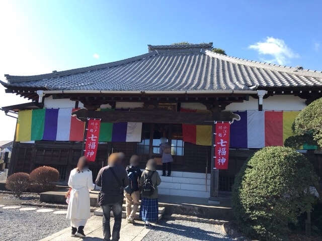 埼玉・川越で1年前に回り切れなかった七福神を巡りつつ、「かわごえん」というスタンプラリーで寺社を巡ってきました。<br /><br />■①七福神2寺など<br />弁財天、布袋尊を巡り、七福神巡りを達成。スタンプラリーポイントの八軒稲荷神社にも行きました。<br /><br />■②鯛釣りおみくじの川越氷川神社と通りゃんせ発祥の三芳野神社など<br />川越氷川神社に行くと、鯛を釣るおみくじが大盛況でした。また、童謡通りゃんせ発祥といわれる三芳野神社にも行きました。<br /><br />■③蓮馨寺と川越八幡宮など<br />おびんずるさまの蓮馨寺と、パワースポットが点在する川越八幡宮に行きました。