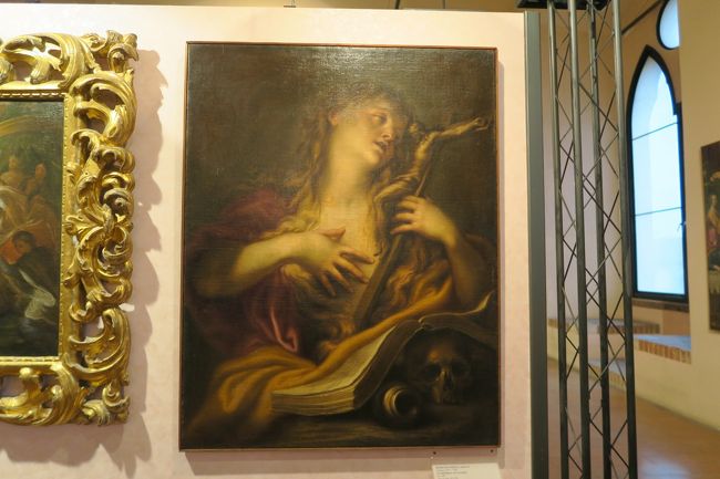 ヴィスコンティ城の二階に「マラスピーナ絵画館」があった。<br />12～17世紀の絵画が展示されている。<br />ベルゴニョーネの「十字架を運ぶキリスト」<br />ベッリーニの「聖母子」<br />メッシーナの「男の肖像」<br />などが必見!<br />作品と作者名を書いたメモをスタッフに見せたら、場所を教えてくれた。<br />ただ、海外に貸し出しているものがいくつかあって残念。<br /><br />絵画館では、たくさんの写真を撮った。<br />写真を見ながら、京都大学の山中教授のブログに掲載された新型コロナの「ファクターX」について考えてみた。
