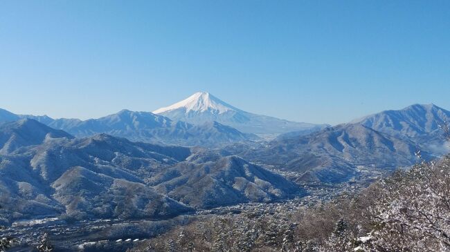 大月市にて、”大月市域の山頂から望む美しい富士山を伝えようと、平成4年に、「秀麗富嶽十二景」が制定されました。”<br />そのなかで、秀麗富嶽十二景６番『扇山』と７番『百蔵山』に登りました。<br /><br />中央線猿橋駅からバスを利用して百蔵山登山口で下車し、百蔵山に向けて登山、<br />百蔵山からは扇山へは登り返しとなり、きつかったです。扇山から鳥沢駅へ向けて下山。<br /><br />前日(2020年1月18日(土))は大月の辺り、雪だったため、<br />この日は雪景色となっておりました。<br />このコースは２回目でしたが、登山道は雪道となっていて、景色が一変しており、<br />初めて歩く登山道のような感覚と、雪景色にワクワクしました。<br /><br />まだ、コロナ渦の前の今年の初登山。<br />