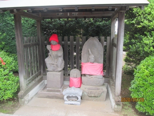 （５８）春山寺（しゅんざんじ）、所在地：野々下1丁目398、アクセス：つくばエクスプレス「流山セントラルパーク駅」徒歩20分。隣にキッコウマンアリーナ（流山総合運動公園）がある。電話：04-7158-2810<br />天文年間（1532年から1555年まで）創建の曹洞宗の寺院、江戸時<br />代初期天台宗から改宗。布袋尊（流山七福神）、 境内のみ見学可。<br />流山１００か所めぐり（５８）・春山寺<br />春山寺は戦国時代創建の曹洞宗の寺院。山号は大悲山。本尊は十一面観世音菩薩。境内には十九夜塔、地蔵菩薩、流山七福神の布袋尊などの石造物がある。御住職にお話が聞けました。十九夜塔は流山では最古の物ですが元々寺の物で無く、周辺の再開発で行き場の無くなった物だそうです。長年地域を見守って頂いた石仏を移動する事は罰当たりなことです。<br />流山100か所めぐりとは流山の文化遺産や神社仏閣、名所旧跡などの中から選定された100か所です。個々の情報については、かなり要約しています。流山の歴史をもっと詳しく知りたい方は、流山市立博物館（電話：04-7159-3434）へ、ご相談ください。また、市立中央図書館（電話：04-7159-4646）参考室にはレファレンスサービスをする司書がいますので資料の相談に応じています。なお、立入が制限されている場所もありますので、見学等の際は必ず関係者や関係機関にご確認ください。<br />流山市ＨＰ　https://www.city.nagareyama.chiba.jp/tourism/1013068/1013069.html<br />