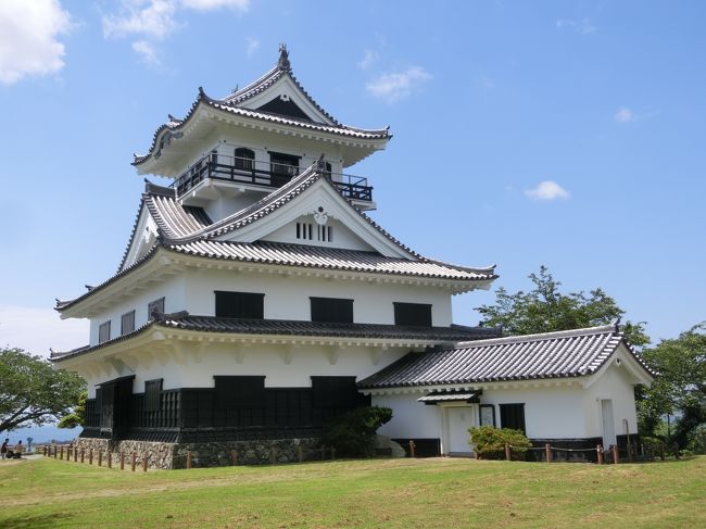 「館山城（別名：根古屋城）」は「１５８０年（天正８年）」に「大名・里見義堯の子」として誕生した「里見義頼（１５４３年～１５８７年）」によって築城された、現在は「城山公園」となっており「曲輪、堀切、空堀・水堀、模擬天守」が遺構として残る「連郭式山城」です。<br /><br />「1614年（慶長19年）」に「里見氏」は改易され「館山藩」は取り潰しとなったため、この際に「館山城」も廃城となり破却されました。<br /><br />写真は、「丸岡城（複合式望楼型３重４階）」を模して「１９８２年（昭和５７年）」に再建された「模擬天守」です。<br /><br />（ウィキペディア）