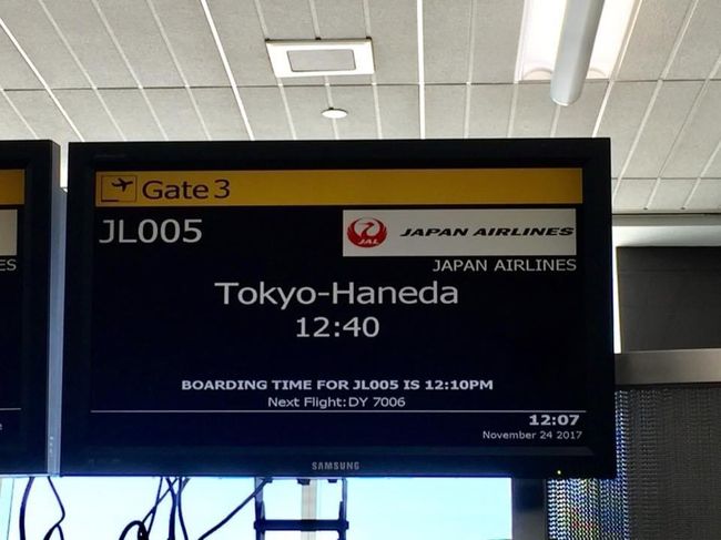 20171124 (金)<br /><br />JFK 発 12:40 《JL005》 羽田着 【11/25 (土) 17:10】<br /><br /><br />NYC Airporter 6:45 発に乗ってJFK へ出発、約40分で T1 に到着。<br /># 運転手さんにチップ1$ 、スーツケース1個+1$<br /><br /><br />出国審査がとてもスムーズでした。<br /><br />JAL は AIR FRANCE LOUNGE の利用になります。<br />さすが AIR FRANCE シャンパンがありました。<br />KAL LOUNGE 14:00~ 、残念ながら入ることができません。<br /><br /><br />空席が結構目立ちます。<br />CAさんにお願いして3席の空席に移動、おかげさまで横になって休むことができました。<br />ラッキーと同時に感謝・感謝です!<br /><br />