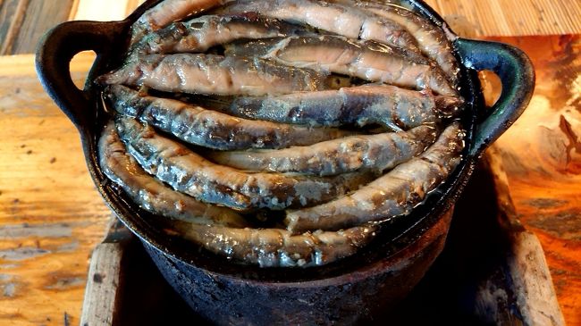 東京の老舗を探索、浅草にもたくさん有名店が有りますが、東京名物のどじょうを食べてみようと思い行ってきました。<br />ホームページ 店の歴史~ <br />「駒形どぜう」の創業は1801年。徳川11代将軍、家斉公の時代です。初代越後屋助七は武蔵国(現埼玉県北葛飾郡)の出身で、18歳の時に江戸に出て奉公した後、浅草駒形にめし屋を開きました。当時から駒形は浅草寺にお参りする参詣ルートのメインストリートであり、また翌年の3月18日から浅草寺のご開帳が行われたこともあって、店は大勢のお客様で繁盛したと言います。<br />今回は、なべ定食と柳川定食を注文しました。思った以上に美味しくいただきました。