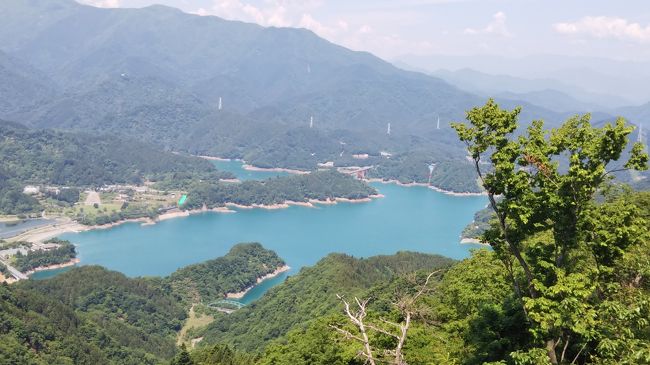 緊急事態宣言が5月25日に解除され、初めての週末。<br />まだ県外移動は控えるように言われていたこともあり、まずは県内の愛川町にある仏果山と高取山に出かけることにしました。もともと人出が少ない山なので、例年だったら、人混みを避けてGWに出かけるところです。<br />久しぶりに緑の中に身を置き、時折、穏やかに吹き抜ける風を感じながら歩く山道は、とても気持ちよいものでした。<br />いつもより約1カ月遅れとなると、ヤマビルが心配でしたが、一度も出会うことはありませんでした、