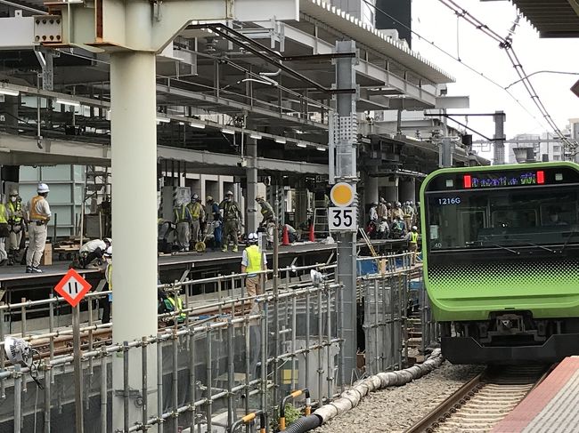 渋谷駅では、今まで少し離れた場所にあった埼京線と湘南新宿ラインのホームを山手線と並列にする工事を行う為、5月30日と31日に埼京線と湘南新宿ラインを運休して工事を行なっていました。<br />最近はコロナで鉄道系のイベントや臨時列車の運転も無いので、見に行ってきました。<br /><br />実は渋谷生まれの私、知ってる景色がどんどん変わっていきます。