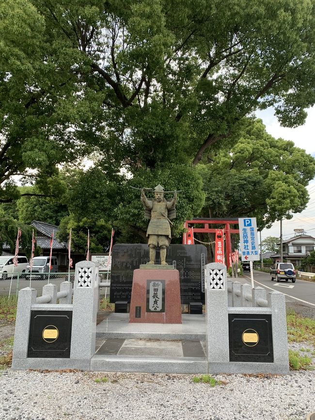 5月終わりの夕暮れ<br />生品神社にて参拝しました。<br />外から見ると中は暗く怖い感じでしたが<br />中に入っていくと高木の枝の間から木漏れ日が入り<br />葉がキラキラしていてとても綺麗でした。<br />時間的に誰もいない夕飯時<br />子供達と健康、成功、そして幸せを祈願しました。<br />欲張りかなー<br />勝負の神様　大きな絵馬がおもしろかったです。