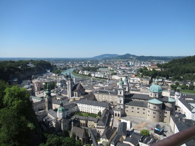 ２０１９年の夏はミュンヘンを中心に旅をしました。<br />４日目は、電車で国境を越えてオーストリアのザルツブルクに行ってみました。<br /><br />１日目２日目・成田→イスタンブール乗換→ミュンヘン…https://4travel.jp/travelogue/11623527<br />３日目・ノインシュバンシュタイン城…https://4travel.jp/travelogue/11624635<br />４日目・日帰りザルツブルク観光<br />５日目・ミュンヘン散策・帰国