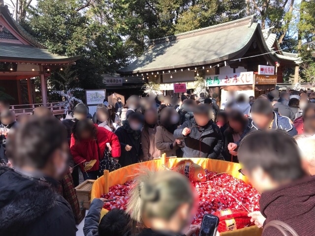 埼玉・川越で1年前に回り切れなかった七福神を巡りつつ、「かわごえん」というスタンプラリーで寺社を巡ってきました。<br /><br />■①七福神2寺など<br />弁財天、布袋尊を巡り、七福神巡りを達成。スタンプラリーポイントの八軒稲荷神社にも行きました。<br /><br />■②鯛釣りおみくじの川越氷川神社と通りゃんせ発祥の三芳野神社など<br />川越氷川神社に行くと、鯛を釣るおみくじが大盛況でした。また、童謡通りゃんせ発祥といわれる三芳野神社にも行きました。<br /><br />■③蓮馨寺と川越八幡宮など<br />おびんずるさまの蓮馨寺と、パワースポットが点在する川越八幡宮に行きました。