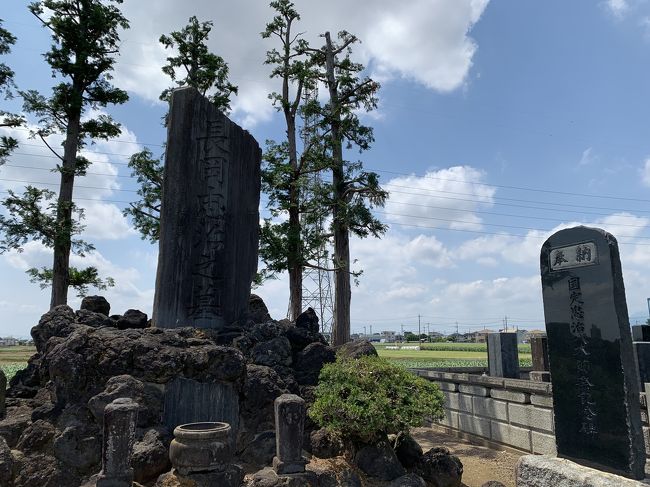 立て看板はちらほらあるのだけど<br />わかりづらいーと<br />思っていると養寿寺とある<br />ここかな？ここだ！<br />石碑のようにそびえ立っている<br />赤城の山も今宵限りーの国定忠治は<br />地元のヒーローだったみたいです<br />博打好きはここから来たのでしょうか<br />群馬の国民性