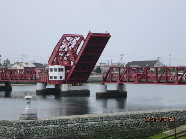 ぶらっといってきました・・・・大洲市長浜<br />赤いはね橋 肱川あらしと龍馬・虎太郎脱藩の港で有名なところ。<br />他にも長浜高校の水族館も有名ですが、ただいま休館中・・・<br />肱川あらしも季節外れなのでありません。<br />松山から車で海沿いを走り約1時間です。<br />昔は、海運で繁栄していたそうです・・・・肱川と瀬戸内海<br />もう昔のはなしです。