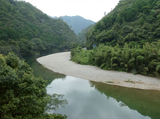 2019(R1)年(昨年)8月の旅です。<br /><br />表紙画像のような景色が車内から見られました。<br /><br />乗ったことのない路線に乗ろう、行ったことのないところへ行こう、ということで、山口県は錦川鉄道・錦川清流線に乗ることにしました。<br /><br />前回(その1)では特に言及していませんが、もともとは旧国鉄の岩日線(がんにちせん)と称していた路線であり、<br />その「日」は、JR山口線の日原(にちはら)駅までの延伸を予定したところ、実現しないままとなっているものです。<br /><br />画像が多いので、何回かに分けることにします。<br />今回は、路線などの名前のとおり、錦川に沿って走る画像が多くなっています。