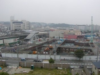 東海道を簸たすら歩いてみました動機は単純です。直立二足歩行のDNAに従うまでのこと<br />たまたま住居が東海道沿いであること<br />そして安価な方法であること<br />この安価な方法を駆使することで脳の活性化(呆け防止)ができる<br />健康維持はすなわち医療費の削減<br />始めはどうなることかと想いきや<br />結構楽しむことができました<br />箱根はやはり天下の険でした<br />歩きやすさは三重県が一番<br />愛知は最悪、車最優先、トヨタの険<br />天下の東海道とは名ばかり<br />これからは歩き優先のゆったり社会の筈<br />歩くスピードが心地よくいろいろな人に出会えました<br />さて次なる処は・・・
