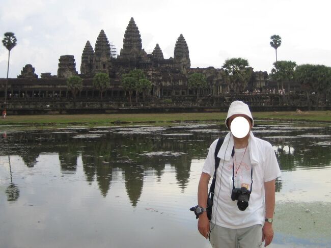 2009年 シェムリアップ旅行記 第2編は、アンコールワット朝日鑑賞、ベンメリア、トンレサップ湖クルーズ、そしてアンコールワットをお届けいたします。<br /><br />表紙の写真は現地ガイドのSさんに撮ってもらったアンコールワットをバックにした私。(表紙初登場)ちなみに今回使用した撮影機材はソニーα350+18mm-200mm、とソニーα100+10mm-20mm。さらにスナップ用にキャノン・イクシーデジタル930IS。Sさんから、まるで市ノ瀬泰三(後述)のようだと言われてしまった。<br />