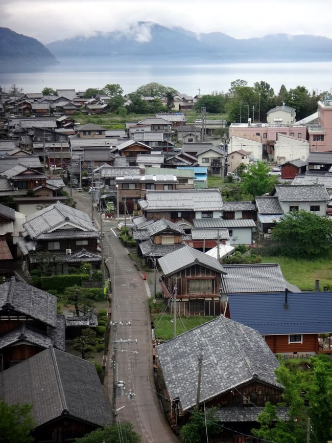 まず、今回の旅は、コロナ鬱を払拭するための旅です。<br />おそらく今、日本じゅうの人々の多くが、なんとなく鬱々する、という状態を共有されているのではないか、と想像します。そしてその鬱の原因は、人それぞれ、1億人なら1億の原因があるのではないかと思います。<br /><br />なにせ、コロナウィルスの真実のほとんどがまだ分かってないんですよね。<br />どんな病毒があり、致死率がいくらで、どんな時に感染して、どんな時に感染させるか。どう治る、どう後遺症が残るか。<br />なぁんにも、本当のところは分かってません。<br /><br />だから、皆さん、専門家のコメントやら、テレビの報道を見ては、右往左往しているんですよね。ニュースは、いつも暗い話ばかりで、げっ、うそっ、やばっ、ドキッ、とさせられて、その一方では、倒産、失業、破綻寸前みたいなニュースが押し寄せてます。<br /><br />これで、鬱にならなきゃ、まともな人間ではありません(笑)。<br /><br />今年は、世界一周航空券を買って、3部に分けて、3月にスペイン、5月のフランス、そして9月のフランスと、それぞれ5週間ぐらいの滞在を計画して、5月のフランス地方都市滞在に照準を合わせて、ものすごくフランス語の勉強を頑張ったんですよね。まだ、スタートして数年ですから、まだまだではありますが、入門から、初級、中級ぐらいへと、若い頃のエネルギーを思い出して、頑張っていたんです。<br />なのに、フランスに行く、という目的が削がれてしまい、私の心の行き場はどこへやればいいのか。<br />現役時代なら、通訳ガイドは全員失業の憂き目ですから、神戸と東北の震災では、失業の憂き目のしんどさをイヤというほど味わってきました。だから、今は、リタイヤして、その心配から解放されていることは、安堵するものですが、でも反対に、もう長期海外一人旅をする体力は、年々落ちてきて、あと、5年あるか10年あるか、もしかしたら、転倒骨折でもすれば、その時点でアウト、ゲームオーバーです。<br /><br />ま、世間の悩みに比べれば、お気楽なんですけど、私としては、やっぱり鬱々とした気分から、あがいて悩んで苦しんで、ちょっとした旅を計画したのでした。<br /><br />コロナが始まって、中国の武漢や、ヨーロッパ各国では、とても厳しい封鎖や外出禁止の制限があり、違反者には、かなりお高い罰金が課せられてました。<br />それに対して、日本の場合は、「自粛」「要請」というゆるいレベルでした。でも、日本人の生真面目さ、他人の目を意識する性向などは、通訳ガイドの私のお客である欧米人と比べて、突出した国民性ですから、「そのゆるさで大丈夫」と、推測してましたけど、本当に見事に、日本人は自粛しましたよね。<br /><br />私個人は、「外に出ての散歩や運動は許されている」わけですから、そして、個人的には、もともと筋力も体力もない貧弱な身体ゆえ、「歩けなくなっては、旅が楽しめない」と心得て、一日平均8000歩をミニマムとして、雨の日もありますから、晴れた日は、1万歩を目指して歩きます。<br />それゆえ、「密になっていない所は歩く」方針でしたが、びっくり仰天したのは、桜の時期の花の名所でした。<br /><br />おそるおそる出向いてみると、感染者が多いわけでもない地区の桜の名所が、ガラガラです。<br />もう、15年か20年前に、三室戸寺の紫陽花を見に行ったのですが、土曜日に行ったら、「紫陽花の花びらの数より多いシニアの人々の数」にびっくりして、あれ以来、「週末には花見に行かない」方針を貫いてます。<br />その後、年々、加齢とともに「混雑嫌い」になり、振り返れば、15年以上前の昔から、「週末は出かけない」「ゴールデン・ウィーク、年末年始、お盆の連休」は、「絶対に出かけない」。<br /><br />へっ、それって、考えたら、コロナの15年前から、「密を避けて、混雑日は巣ごもり」生活をやっていたんですよね。<br /><br />通訳ガイドという職業柄、ラッシュアワーの体験はほとんどなく、「人より早いか、遅い」時間帯に行動することが多く、早寝早起きは大得意です。<br />過去に一度だけ、用事があり、朝8時半の大阪の地下鉄に乗ったことがあり、「ホームに降りる階段のところで渋滞」「ホームは、人が落ちんばかりに人で埋め尽くされ」「電車が来て、入り口に向かう時は、私は歩いてないのに、周囲の圧力で身体が動き始め」私は、思わず、「キャーーーッ」と悲鳴をあげたのですが、周囲の人は無表情に、淡々と進みます。<br />さらに車内では、「荷物が重くて、手放してしまったけど、その荷物は人々の圧力のために、落下しない」と、ニュートンもびっくりする異常な世界です。<br /><br />私にとっては、悲鳴をあげ続けたいような「異常な世界」を、この人たちは、「日常」として生活しているんだ、と納得しました。<br />この体験談は、その後ずっと、欧米人の観光客たちに、「日本のラッシュアワーとは」というテーマで、よく語ったものでした。<br /><br />昨今は人口も減って、ここまでのラッシュはないのかもしれませんが、サラリーマン生活を送られている方々は、多かれ少なかれのラッシュは、日常生活の中にあるのかな、と思います。<br /><br />私は、2年前に京都から滋賀へ転居したのですが、転居してびっくりしたのが、大阪-京都間より、京都-滋賀間の方が、JRの車内が混み合う、ということでした。<br />京都より人口の少ない町に転居したはずなのに、なぜ????<br /><br />転居後の2年間に、前述の大阪の地下鉄の恐怖のラッシュに次ぐ、ひどいラッシュアワーに、京都在住時代の40年間は出くわさなかったのに、この2年間に出くわしたラッシュ。入り口あたりが押し合いへし合いになり、席についていた私の横に立っている人の荷物が、完全に私の膝に落とされている。文句を言おうかと、後ろを振り返ったら、なるほど、自分の荷物のコントロールもできないような、ひどいラッシュで、そのままずっと、その人の荷物を膝に乗せていたり、ある時は、たった1駅の電車だったので、最後に乗って、ドアの方を向いて、耐えよう、と思っていたら、積み残されそうになりました。慌てて、乗ろうとして、乗るためには、ドアの上に手をやって、思いっきり力を入れて、私の前の人をプッシュして、自分のスペースを作るしかなかったのです。<br />そして、乗ってからも、ドアの上のところに手を当てて、後ろの群衆を押しやって、自分のスペースを確保しないと、押し潰されそうになる。人口の少ないはずの滋賀へ戻る電車は、そんなに混むのです。<br /><br />じっくり分析してみると、大阪-京都間は、新快速、快速、そして普通と3種類の電車があるので、夕方などのラッシュ時には、私は、普通電車の「女性専用車両」を利用することで、ラッシュを避けていたのでした。<br />ところが、京都から滋賀へは、普通電車がなく、新快速と、各駅停車する「快速」の2種類になります。<br />私の駅は、新快速が止まらないので、快速が唯一の帰宅手段なのです。<br /><br />で、この快速電車、8両編成が中心なのですが、日に10回から15回ほどは、6両編成になるのです。<br />6両編成の快速電車は、平日の昼間のすいた時間帯であっても、ラッシュみたいに「密」になります。<br />ある日の午前11時ごろに、身の置き場もないほどに混雑して、私は降りた駅で、思わず、「6両編成の時刻を教えてください」と駅員さんに尋ねたのですが、「わかりません」と言われました(笑)。<br /><br />おかげで、もし夕方に、この6両編成にでも出くわせば、今までの人生で体験したことのないような、ラッシュに遭遇してしまうようになりました。<br />で、在住2年間の間には、駅のホームへ降りると、まず、乗車位置の案内の乗車位置の数字を指折り数えて、次に来るのが、6両編成か、8両編成かをチェックする、美しい習慣が、バッチリ身につきました。<br />10両編成に当たると、ガラガラで、ほぼ確実に座れます。が、6両編成に当たると、混雑の覚悟を決めて、必ず、頭か尻尾の車両まで歩きます。端っこの方が、ほんの少しですが、混雑がマシなのです。<br /><br />そしてこれ、なんと、コロナが問題になってからでも、6両編成は存在しているんです。コロナ真っ只中の、とある日に、どうしても夕刻に電車に乗る必要があり、6両編成に出くわして、びっくりしました。<br /><br />政府が、人々に、「密を避けろ」とあれだけ叫び続け、そしてまた、数多くの観光施設が閉鎖に追い込まれている時に、混雑の激しい、京都-滋賀間は、6両にお客を詰め込むJRが、走り続けていたんですよね。<br /><br />そしてさらに、他府県ナンバーが、石を投げられたり、車を破壊されたり、なんてあり得ない事態が起きるようになり、私の心は、少しずつ病んでいきました。<br /><br />なぜか。<br /><br />京都から滋賀へ転居した時に、滋賀のディーラーさんに、京都ナンバーを滋賀ナンバーに変えたい、というと、「ほとんどのオーナーさんは、3万円もかけて、ナンバーを変更しませんよ」と、消極的なのです。<br />今から振り返れば、それは、お客が早く買い換えるようにとの、戦略だったのかなと思います。もっとも、コロナがなければ、滋賀県を京都ナンバーで走っても、なんの問題もなかったと思います。<br /><br />けど、たとえ、ほんの少数であったとしても、ニュースが興味本位に報道する写真は、他府県ナンバーの車が、窓ガラスを割られたり、ドアミラーを、使えなくなるほどに壊されたり・・・<br />もしも、そんな目にあったら、「困る」だけでなく、タイミングにより、大事故にも結び付きかねません。<br />滋賀県というと、右折車と直進車の接触事故で、追突された車が、園児の列につっこんだ、という悲惨な事故もありました。あの交差点を走るたびに、胸で十字を切って、肝に命じて、事故は絶対に避けなければ、と思う私です。<br /><br />最初の頃、「日本人は素晴らしい。自粛だけで、ここまで観光地をガラガラにできるんだ」と感心していましたけど、「他府県ナンバーの攻撃」やら、「自粛警察」などという人たちが出てくるに至って、私は、目に見えない圧力を受けて、コロナ鬱になりかけてしまいました。<br /><br />コロナのおかげで、京都ナンバーで滋賀県在住の私に、「安住の地」は無くなってしまったのです(笑)。<br /><br />コロナ自体は、確率的に考えても、たいした恐怖はないのですが、この日本人の村社会的な感覚から受けた「恐怖」はひどかったです。<br />おかげで、東北震災の時にもそうだったのですが、「日本嫌い」と「日本人への不信感」が加速してしまいました。<br /><br />悶々とした日々を過ごして、私は、車の買い替えを早めることを決めて、新車購入の契約を済ませて、京都ナンバーのマイカーとの「最後の旅」に出ることにしました。<br /><br />まずは、同じ滋賀県内の、近江今津に行きました。<br /><br />同じ滋賀県ですが、京都ナンバーなので、他府県ナンバーです。<br />翌朝、車に乗る前に、車のまわりをぐるりと歩いて、どこか、壊されていないか、落書きされてないか、傷つけられてないかを、確認しました(笑)。<br /><br />やっぱり、これが気分を沈ませていたんだな、と気づきました。<br />この時まで、私自身、なんで気分が沈むのか、原因ははっきりしてなかったんですよね。<br />滋賀県の人が、京都ナンバーに石を投げるなんて、まずあり得ないんですが、妙な報道ばかりを聞いて、巣ごもりしていると、だんだん疑心暗鬼に陥ってしまうんですね。<br /><br />今津の町を目的地にすることは、コロナがなければ、あり得なかったと思います。でも、来てみて良かったです。<br />もっと歳をとって、長距離ドライブが出来なくなった時には、湖畔の宿に、しばし滞在して、大好きな水辺の景色を楽しみたいと思います。<br />