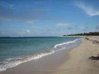 夏休み海外、そりゃキャンセル当たり前だろって思う方もいらっしゃるでしょう、、しかしまあ結構張り切ってあーでもないこーでもないと数か月悩んで予約した年一度の海外航空券、そしてラグジュアリーホテルたち。<br />キャンセルはクリック2回くらいで済んでしまいますが、名残惜しく、記録に残してみたいと思います。<br /><br />もうそろそろ必ずしもおうちで過ごさなくてもいいかもしれない、、と思いつつ、たまにでかけると人混みが怖い！できることは密集は避けて、お出かけならば自然と触れ合うようなもの、、かな。レジャーは自家用車で登山やキャンプが現実的ですかね。<br /><br />相変わらずのお取り寄せ記録と合わせて～＾＾<br /><br />※表紙の写真はバリ島へ初めて行ったときの、たぶんホテル前のビーチの写真です（2006年6月）！