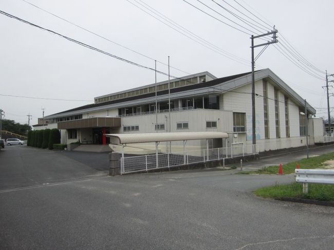 山口市の玄関の小郡町にある小郡屋内に行ってきました。鴻城高校という学校から線路を渡った川沿いにあるプールです。ちょっと目立たない場所にありますが子供たちも朝からきてにぎわっているプールでした。<br />水着:♀<br />更衣室:♀<br />券売機+受付