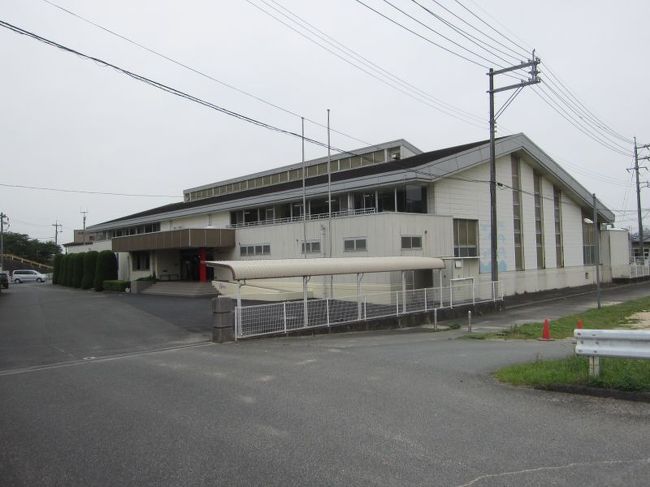 山口市の玄関の小郡町にある小郡屋内に行ってきました。鴻城高校という学校から線路を渡った川沿いにあるプールです。ちょっと目立たない場所にありますが子供たちも朝からきてにぎわっているプールでした。<br />水着：♀<br />更衣室：♀<br />券売機＋受付