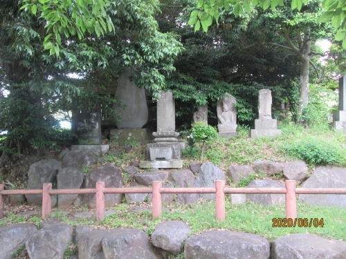  <br />「猫の足あと」より　我孫子市久寺家にある真言宗豊山派寺院の寶蔵寺は、明王山と号します。寶蔵寺は、元和3年（1617）に創建、宝暦3年（1753）に大谷口大勝院末から龍泉寺末へ法流を改めたといいます。新四国相馬霊場八十八ヶ所84番です。坂道の参道脇に石仏・石祠、石碑が沢山並んでいます。北向不動尊の表札をかけた庚申塔は見つかりませんでした。寶蔵寺は高台にあり、南に我孫子駅周辺の住宅地を見下ろせます。以前は手賀沼まで一望できたそうです。我孫子市久寺家401　我孫子駅[北口]から徒歩約20分　中央学院大学手前。<br />参考にさせていただいたブログは下記です。<br />石仏神心　107　北総石仏　我孫子の石仏　久寺家に詳しく書かれています。<br />http://sekibutu.blogspot.com/<br />