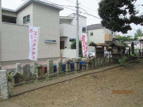 創建は不詳だが江戸時代の享保年間とみられ、幕末期には我孫子村の鎮守だった。境内には周辺で祀られていた多くの石祠や庚申塔なども合わせ祀られている。御祭神	経津主命。https://jinja.tokyolovers.jp/chiba/abiko/abiko-katorijinja　創建は享保年間(1716～1735年)とみられるが、詳細は不詳である。1788(天明8)年の「我孫子村村差出明細帳」及び1809(文化6)年の「村方明細書上帳」には、当村の「鎮守七ヶ所」とあって、当社はその中の一社であったと考えられる。1838(天保9)年の村差出書上帳には「当村鎮守、香取大明神壱ヶ所」と記され、当社が全村の鎮守となっている。旧社殿は1827(文政19)年に起きた我孫子宿の大火で類焼し、のち天保年間(1831～1845年)に再建される際、天子山旧在の天子社他四社が合祀されている。1903(明治36)年7月21日夜、火災により拝殿を焼失したため、1908(明治41)年に再建した。なおこの間の1907(明治40)年5月8日、近在の神明社・三宝荒神・第六天・北星社・天子社・道陸神・鷲神社・住吉社・稲荷社・厳島社・白山社・天神社などを合祀した。千葉県我孫子市緑一丁目6番8号　我孫子駅[南口]から徒歩約7分<br />参考にさせていただいたブログは下記です。<br />石仏神心　111　北総石仏　我孫子の石仏　緑地区に詳しく書かれています。<br />http://sekibutu.blogspot.com/<br />