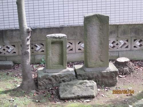 国道356号線の我孫子駅入口交差点の角に八坂神社があります。応永三年（１３９６）創建と伝えられています。 明治12年の<br />神社明細帳に間口三間奥行四間と記載あり、今も当時と変わらないこじんまりした規模のままです。我孫子宿が成立したときに、京都の八坂神社から勧請したという。境内には、かつて二基の石灯籠があったが、東日本大震災で崩落した。石仏は３基のみです。文字庚申搭のみ読み取れます。<br />参考にさせていただいたブログは下記です。<br />石仏神心　111　北総石仏　我孫子の石仏　緑地区に詳しく書かれています。<br />http://sekibutu.blogspot.com/<br />