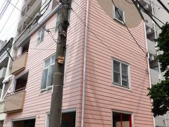 ピンクの外壁で丸屋根の3階建て建物と玄関が丸屋根の家（横浜市南区若宮町2）