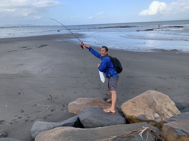 パンタイルビー(ビーチ)で魚釣り。<br />ウナギが釣れました!<br />あと、小さいですが魚も数匹釣れました。<br />コロナの今でも、パンタイルビーは普通に入れ、シーフードワルンも営業してます。<br />釣りをする人、お散歩する人、のんびりする人、サーファーなど。<br />ワンちゃんは追いかけっこ。<br />それぞれ楽しんでます。<br />パンタイルビーは波が高めですのでサーフィン向きです。<br />ローカルキッズも子供用のサーフボードでサーフィンを楽しんでいました。<br /><br />最近のバリ島は、雨季の様に雨が多いです。<br />今年の雨季は雨が降らなかったです。<br />季節がズレるのでしょうか?