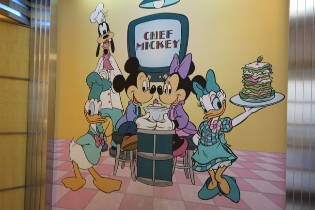 かわいい甥っ子と初めてのお泊り。<br />これまで日帰りはしたことはあったけど、小学生になり両親がいなくてもお泊り可能になったので、初めてお泊りすることに。<br />旅行仲間の友達とそのお子ちゃまと4人ディズニー。<br />奮発してアンバサダーホテルに宿泊して、シェフミッキーをしてきました。<br /><br />夏の暑さと、マイペースな子供たちに大人はクタクタ・・・。<br />ディズニーは子供抜きが楽だということを実感。