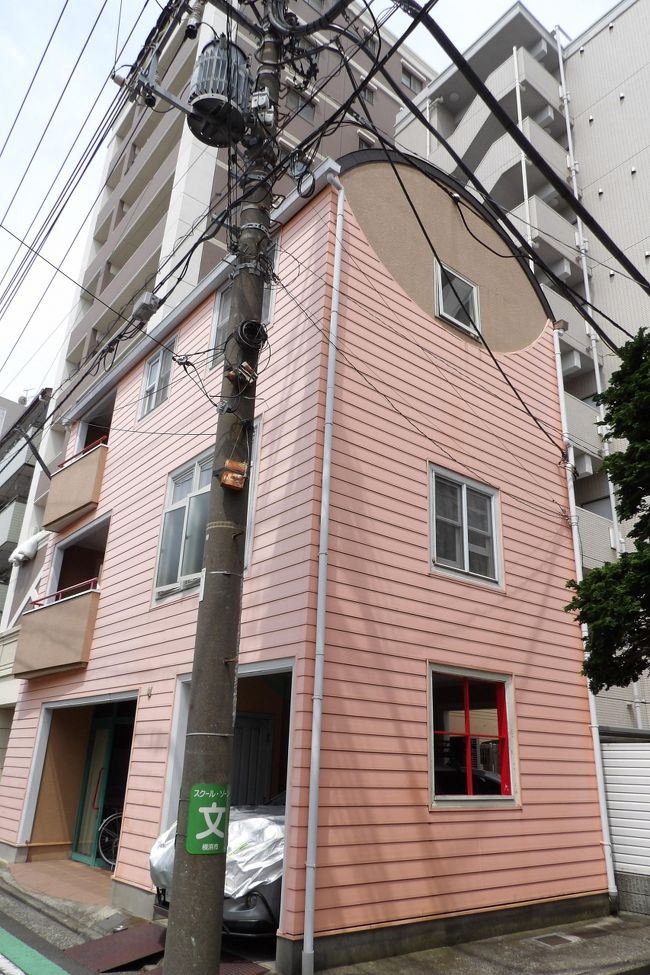 　若宮町の通り沿いにピンクの外壁で3階建ての丸屋根の建物がある。一般の住宅では中々ない色なので、アパートなのかとも思った。しかし、一階部分はほぼ駐車スペースとなっているので、一般の住宅である可能性もある。いずれにしても最近建てられた建物で、ピンクの外壁も板張り風に施工されている。派手さは否めないが、三階建ての戸建て住宅が増えた中で、他の三階建ての戸建て住宅とは差別するためのデザインが丸屋根なのだろう。しかし、残念、角に建つ電柱がそれをぶち壊している。やはり、街の景観を壊している最大の邪魔者は電柱と電線なのだ。<br />　さらにこの通りの先にも、玄関を丸屋根にしたお宅がある。普通の日本住宅に丸屋根の玄関は有り得ないことだ。意匠を取り違えた悪いデザイン例であろうか。<br />（表紙写真はピンクの外壁で丸屋根の3階建て建物）<br />