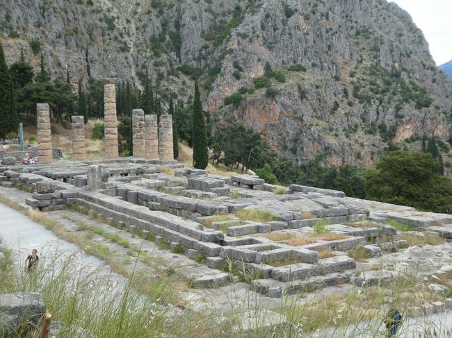 古代世界の中心、デルフィ！山の斜面に神々しい遺跡群が広がります。ギリシャに来たら、アテネと共に行きたい場所です。写真は遺跡の中心のアポロン神殿、B.C.370年頃。
