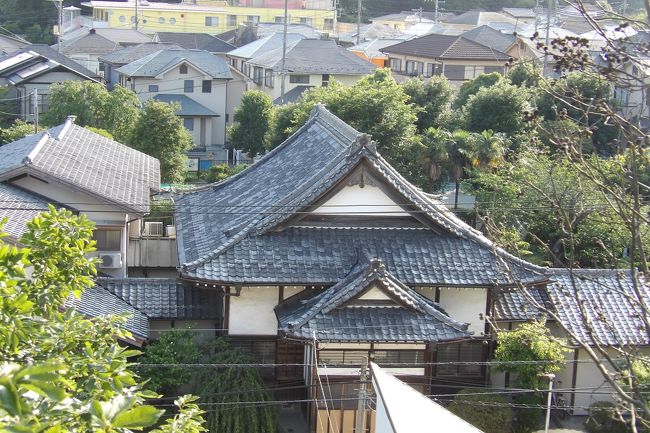 横浜市南区中里3にある宣正寺は浄土真宗本願寺派(西本願寺派)のお寺で大浄山宣正寺という。 早島宣正師が大正14年(1925年)蒔田町に浄土真宗本願寺派横浜教会として創建し、昭和29年(1954年)宣正寺と公称した。昭和38年(1963年)に当地へ移転して来た。 寺の裏の道路沿いに石仏と2体のお地蔵さまが建てられている(https://4travel.jp/travelogue/11627923)が、石仏と1体のお地蔵さまは江戸時代に建立されたもので、もう1体のお地蔵さまも古く江戸時代に建立されたものである。したがって、100年の歴史も持たない宣正寺に関連するものではない。また、隣の山頂に鎮座する熊野神社との関係も何もないであろう。(表紙写真は宣正寺本堂)