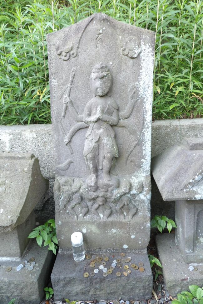 　横浜市南区中里3に鎮座する熊野神社の階段の途中には庚申塚がある。<br />　中心にある庚申供養塔には「享保元丙申十一月四日」と刻まれており、西暦1716年12月17日に当たる。<br />　向かって左には、「道龍大権現」（安政2年（1855年）銘）と建立碑（明和3年（1766年）銘）がある。<br />　向かって右には、「弁才天」（嘉永3年（1850年）銘）と「弁財天」がある。花崗岩製の「弁財天」は建立年が判読できない。滅多にお目に掛からない花崗岩製の石碑であるが残念なことだ。なお、「弁才天」は「弁財天」の画数を減らしたものであると考えると、「弁財天」の方が建立が早くなろうか。<br />　熊野神社は山の上にあり、池や川などの水場がない。おそらくは、この辺りの宅地開発が始まって、水場にあった「弁才天」と「弁財天」が移設されたのではないだろうか？<br />　いずれにしても、18世紀の始めに庚申供養塔が建立され、半世紀後に建立碑が建てられ、以降は幕末になって「弁財天」・「弁才天」、「道龍大権現」が建立されたのであろう。<br />（表紙写真は庚申供養塔（享保元年（1716年）銘））
