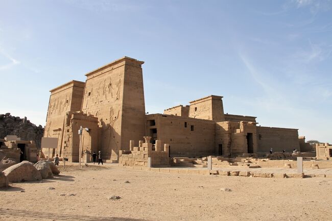 イシス神殿の旅行記の続きです。<br />前回は広場にローマ時代に建てられた東西の列柱、第一塔門や第二塔門を訪れましたが今回は本殿の列柱室からです。<br />列柱室はイシス神殿が閉鎖されてからヌビアのキリスト教徒の教会堂になり、今でもその当時の痕跡を留めている場所です。<br />圧巻は本殿と至聖所の壁に描かれた神々とファラオのレリーフ。キリスト教徒によって顔や体が潰されたり、削られたりしたものもありますが、奇跡的に無傷で残ったレリーフもあります。<br />そのレリーフは秀麗で素晴らしい。今旅行記で確認してください。