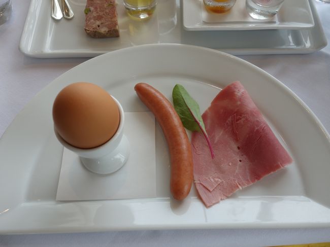 ホテルで優雅に朝食をいただきました。