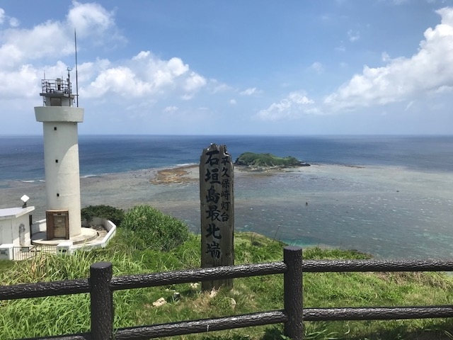緊急事態宣言が解除された石垣島を、久しぶりにドライブしてみました<br /><br />今まで石垣島に来ることが出来なかった方たちに、ちょっとでも石垣島の雰囲気を味わっていただければ<br /><br />またこれからの旅行の参考に<br /><br />なお、石垣島に来島の際は、コロナ対策は必ず行ってくださいね<br />この日ドライブ中もちらほら観光客を見かけました<br />混みあっていなければマスクを外してもいいと思いますが、人とすれ違ったり接触する際はマスクを着用するなど、ご自身の地域で行っていることと同じことを行ってください<br /><br />観光地だからマスクは不要と思わずに<br />ちなみにこの日私が観光地ですれちがった方たちはマスクはしていませんでした<br /><br />観光客を以前同様受け入れられるか、再びお断りしなければならないかは、皆さんの心がけ一つです<br />