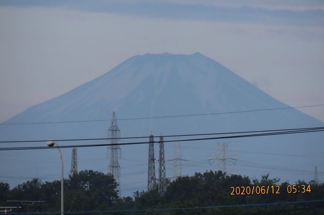昨日、梅雨入りしてからの翌日の朝、早朝に目が覚めて西の空を見るとふじみ野市より雲がかかっていない富士山が見られました。　残雪も見られました。<br /><br /><br /><br /><br />*写真は久しぶりに見られた富士山