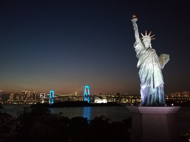 新型コロナウイルスの影響で東京五輪は延期となり、<br />緊急事態宣言が出されて外出もままならない状況となりました。<br />緊急事態宣言は解除されたものの海外旅行は疎か、県を跨ぐ移動もまだまだ出来る状況ではありません。<br />旅人にとってはとても辛い状況です。<br /><br />そこで考えていた事を実行に移しました。<br />自転車で東京観光をしてみようと。<br /><br />そして海外っぽい所へ行って海外旅行行った風の写真を撮って満足する趣味を遂行しました。<br /><br />テーマはなんちゃって海外旅行です。<br />