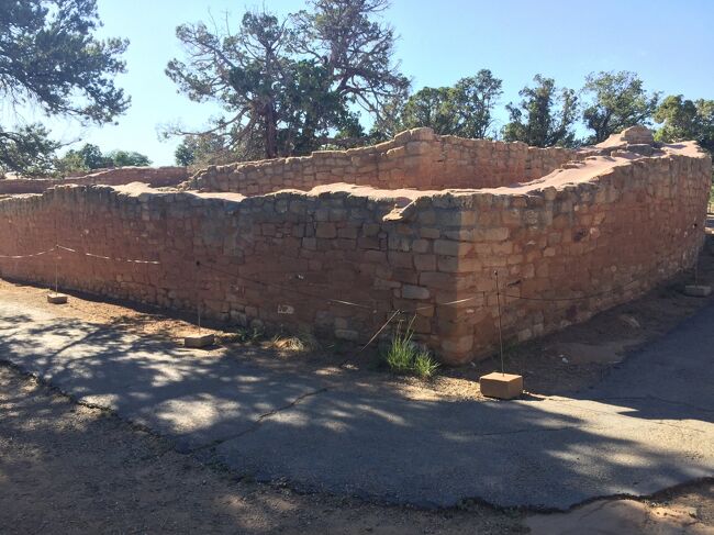 崖に作られた遺跡ばかりのメサベルデですが、ここは平地に建てられています。石をブロックのようにカットし整然と並べられた壁が印象的でした。