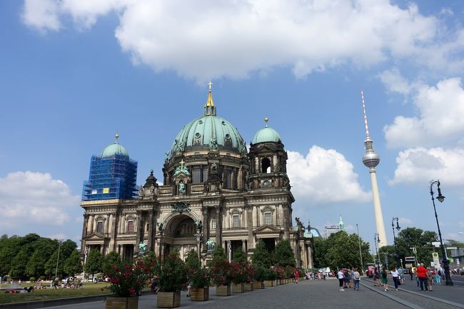 今回はベルリンに4泊いたしました。<br /><br />シニア3人旅としては2014年にも3泊しておりますので、ベルリンの、いわゆる観光名所は一通り見ておりました。<br />今回はシャルロッテンブルク宮殿、サンスーシ宮殿、それにツェツィーリエンホーフ宮殿など、期せずしてプロイセンの歴史を辿る旅になってしまいました。<br />旅行記作成も、ヴィルヘルム○○とかフリードリヒ○○とか同じような名前の連続で、老化した脳には大変過酷な作業でした。<br /><br />そして4日目。<br />ベルリン王宮・ベルリン大聖堂はプロイセン王国の歴史の集大成ともいうべき場所だと気が付きました。<br />思えば一地方のドイツ騎士団の一つであったプロイセン公国がやがて力を付けてプロイセン王国となり、さらに列強のオーストリアやデンマーク、フランスに勝利してドイツ帝国の統一を果たし、その頂点となったホーエンツォレルン家、当然のことながらベルリンはドイツ帝国の首都でしたから、当たり前と言えば当たり前のことです。<br /><br />ベルリン王宮は代々のプロイセン王の居城でしたし、ベルリン大聖堂はホーエンツォレルン家の菩提寺。地下のクリプトには一族の棺が一堂に会しています。<br />今回もフリードリヒ○○、ヴィルヘルム○○に悩まされる旅行記になりました。<br /><br />そしてベルリンでの最後の晩餐はポツダム広場のリンデンブロイでいただきました。<br /><br />自画自賛的には、充実したベルリン滞在だったと思います。疲れましたけどね。<br />