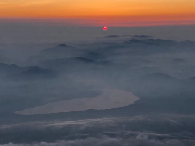 子どもの頃から、いつかは登ってみたいと思っていた富士山。高校時代の同級生が登るというので同行させてもらうことに。旅行と言えるかどうか分かりませんが、初めて富士山に登る方に少しでもプラスになればと思います。私も4トラさんで情報を頂いたので。