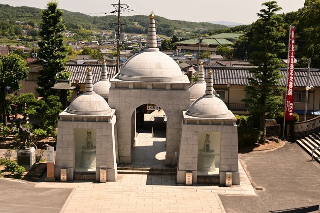 最上稲荷は正式には「最上稲荷山妙教寺」といい神社とお寺が一体で「神仏分離」の現在では貴重な霊場です。日本三大稲荷の一つと言われ霊験あらたかな強力パワースポットなのです。更に縁結び、縁切りの両方の神様が祀られている珍しさ。そこで武漢ウイルスと習金平主席との縁切りを祈願しました。<br />何億もの自国民を奴隷として人権を無視し、さらに他民族を強権、弾圧で抑圧、虐殺し、党幹部達のみが私腹を肥やし、世界中に脅威や厄災をもたらしているのが一党独裁中国共産党を率いる習金平主席だと考えます。