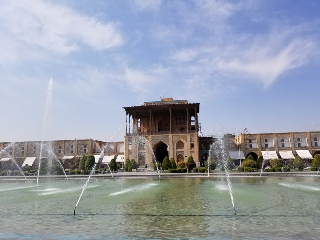 イマーム広場でバルコニーを持つアーリーカーブ宮殿はイラン最古の高層建築です。<br />かってはこのバルコニーから目の前の広場で開催されるポロ競技をシャ―が観戦したと言われています。<br />又、最上階には音楽堂があります。