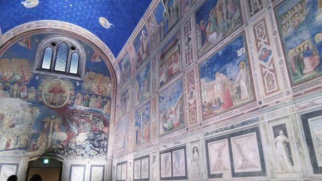 憧れの大塚国際美術館に行ってきました。色々な国の美術館を廻ってきましたがも残したものも沢山あります。<br />20年ほど前から行きたかったのですがやっと念願叶いました。<br />入館料高くないです。 写真もおさわりもOK。<br />色口が地下5階長いエスカレーターを上ると地下3階です。ブックショップやカフェヴィンセント案内所。システイ―ナ礼拝堂<br />があります。ここは中世や古代のブース。見るだけで4時間もかかりました。素晴らしい。地下2階はルネッサンス、バロック。地下1階はバロック。近代。1階、2階は現代がテーマです。<br />レストランも3か所。おいしくてリーズナブル。午後からは食をテーマのプログラムに参加します。車いすも借りて足の悪い夫を押しましたがバリアフリーもしっかりサポートも。<br />額縁や衣装があり成りきりになり写真撮影もできます。<br />カフェヴィンセントのクラブハウスsandwich、巨大なゴッホプリンも食べました。<br />.