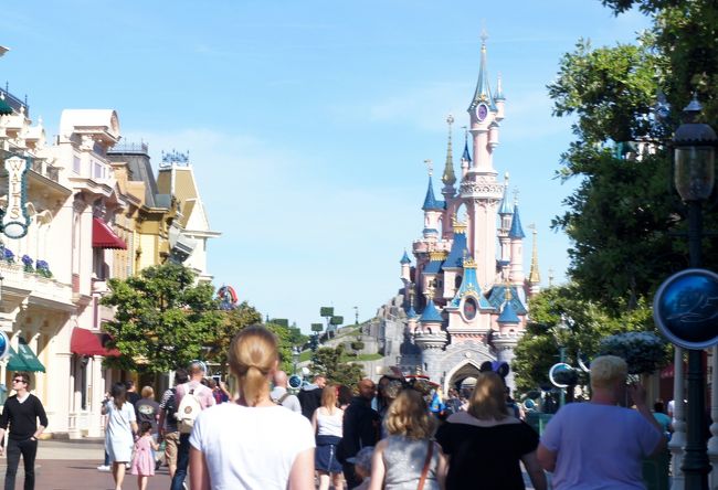 ディズニーランドが好きです。<br />でも海外旅行の方がもっともっと好きです。<br /><br />という我が家にとって、ディズニーランドパリは、「行こうか」「どうしようか」「一回は行きたいよね」「でもなあ」と、いつも二の足を踏んでしまう場所であった。<br />本当のお城、お伽の国のような街並み、そういった場所がそこかしこにある欧州で、わざわざディズニーランドに行くのか?そんな迷いがどうしても出るのである。しかし、この機を逃したらもう行かないだろう。ということで、思い切って一日旅程に組み込んだ。<br />実際、子供にとっては本当のお城より、夢のようなお城、夢のようなアトラクション、夢のようなおやつがたくさんあるテーマパークの方が楽しいのだろう。我が家の娘がこの旅行で一番楽しみにしているのはこの日だった。そして、正直、行くと決めればパパとママも楽しみである。<br />なぜって、好きだから!<br />ディズニーランド!