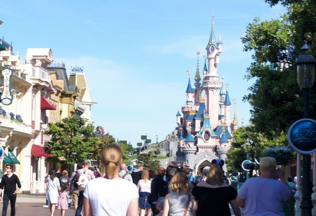 ディズニーランドが好きです。<br />でも海外旅行の方がもっともっと好きです。<br /><br />という我が家にとって、ディズニーランドパリは、「行こうか」「どうしようか」「一回は行きたいよね」「でもなあ」と、いつも二の足を踏んでしまう場所であった。<br />本当のお城、お伽の国のような街並み、そういった場所がそこかしこにある欧州で、わざわざディズニーランドに行くのか？そんな迷いがどうしても出るのである。しかし、この機を逃したらもう行かないだろう。ということで、思い切って一日旅程に組み込んだ。<br />実際、子供にとっては本当のお城より、夢のようなお城、夢のようなアトラクション、夢のようなおやつがたくさんあるテーマパークの方が楽しいのだろう。我が家の娘がこの旅行で一番楽しみにしているのはこの日だった。そして、正直、行くと決めればパパとママも楽しみである。<br />なぜって、好きだから！<br />ディズニーランド！