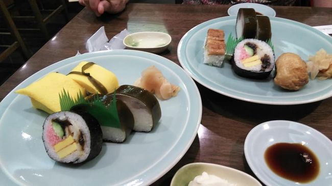 自粛しなければならない時期ですがどうしてもお寿司が食べたい。夫と久しぶりに出かけました。<br />都内の地下鉄の乗り次は夫に任せます。淡路町にエレベーターが新設されていました。うれしい!<br />昨年9月以来の志のだ寿しやっぱり美味しい。<br />流石 茶巾も、、だて巻きも、太巻きも、鯖棒も美味しいです。お腹がいっぱい担ったので神保町まで散歩しようかお言うことになりました。学生の頃の懐かしい店があります。古本屋は少なくなったようですがそぞろ歩きには丁度いい。<br />ぶらぶらしました。