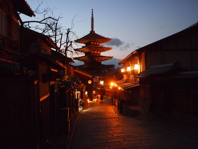 旅の初日の午後は仁和寺と転法輪寺の特別公開を拝観。<br /><br />バスで市内と突っ切って、八坂神社の奥にある洛陽の札所の長楽寺へ。<br /><br />次に予定していたお寺に間に合いそうにないので、御朱印受付時間が長い因幡堂に向かいました。<br /><br />そして京都では有名な景色なのに、行ったことのない八坂の塔に引き返し、閉門間際の清水寺をちょっとだけ見に行きました。