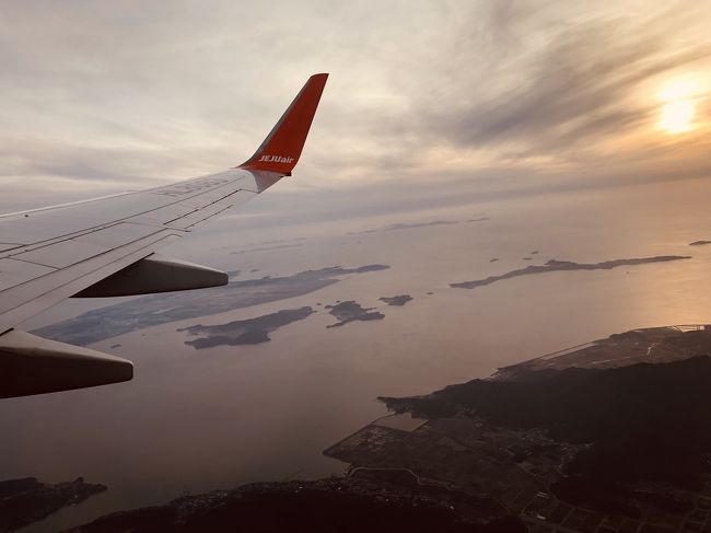 自粛、渡航制限で海外旅行に行かれないフラストレーションが溜まりまくる日々。<br /><br />どこでもいいから、入国できる国はないかと調べてみるも、素人にはまるでわからない。<br /><br />そんな時、ふと思いついたのが『旅のプロに相談するチケット』だった。<br /><br />様々なコンテンツのチケットが販売されている某サイトから、『ツアコン』『LCC』『バジェットトラベル』などのタグから探ってみると、こんなチケットに興味が湧いた。<br /><br /><br />旅行記事、ガイドブックを書いているライターにリアル旅行相談を!<br /><br />ほう、これなら信頼できそうじゃないか?<br />きっと良い答えを導いてくれるのであろう。<br /><br />そう思ってプロフィールなど経歴を読み進めていく。<br /><br />渡航経験55カ国、NFLの現地取材に赴き、某有名旅行ガイドブック『地球の迷い方(仮名)』など幅広く手がけているらしい。<br />シンガポール現地旅行会社に駐在していたこともあると言う経歴が素晴らしく、まあこれなら信頼しても良さそうだと、チケットを購入してみた。<br /><br /><br />1時間7000円は、はっきりって弁護士より高額であるが、今すぐ入国できる国を見つけてもらえ、しかもバジェットtravelingと言う安くいかれる技を伝授してもらえば、そう高い買い物ではなかろうと判断。<br /><br />即、申し込みをしたものの、海外慣れしているはずのチケット販売者からは、驚くべき回答。<br /><br />『コロナで自粛要請が出ているので、すぐにお会いできません。6月に入れば問題ありません』<br /><br />年がら年中、海外へと飛び回っているであろうから、コロナなんて恐れてはいないのかと思えば、コロナが怖いらしい。<br /><br />仕方がない6月まで待つかと思っていると、なぜか突然メールが来る。<br />『5月26日でしたら横浜まで出かける用事があるので、その時はいかがですか?』<br /><br />はて?<br />コロナで自粛要請だから6月にならないと無理だと言っておきながら、なぜか自分が出かける時は大丈夫と言う自分ファーストはなんだろう?<br />そう思いつつも、早いほうがよかろうと5月26日でかまいませんよと返事をするが、待てど暮らせど、詳細の返信がない。<br /><br />とことん自分ファーストなのか?<br />いささか不信感を持った。<br /><br />こちらも予定が立たないため、何度かメールをするも返信なし。<br />返信がないにもかかわらず、記載されているブログのURLを踏んでみると、しっかり更新されていたりするのが不思議であった。<br /><br />客をなめてんのか?<br /><br />普通ならこう思うであろう。<br />まぁしかしここは我慢である。<br />海外に行かれさえすればいいのだ。<br /><br />それにしても返事がない。<br />サイト側に問い合わせ、連絡をするよう伝えてもらう。<br /><br />なんてマナーのないホストなのであろうか。<br /><br />そもそも申し込んだ時点で『このたびはお申し込みありがとうございます』やら『ご購入ありがとうございます』といった当たり前の挨拶さえないのだ。<br /><br />いきなり1通目に来たメールには『すみません、コロナで自粛なので5月は会えません』<br /><br />一応こちらは、お客である。<br />すみませんではなく、申し訳ございませんではないだろうか?<br />友人にも話をしたが、『ねえ、これおかしくない?普通は申し訳ございませんだよね』であった。<br /><br />海外に行きすぎて日本のマナーがないのであろう。<br />これぐらいは目をつぶってやるか。<br /><br />チケットに書かれているトークチャートによると、事前に行きたい国や予算をあげてもらい、パンフレットやネットを見ながら度の疑問を払拭!<br />足りない部分はメールで補足と記載されていた。<br /><br />こちらは事前にメールで、自粛が解除されたらすぐにいかれる国、女性1人でも、英語が話せなくても安心な国など、具体的なことを告げてあった。<br /><br /><br />ようやく5月26日について詳細メールがあったかと思えば、都内でのヒアリングなので、オプションの交通費を購入してくれと言われる。<br />そうでないと承認できないと言われる。<br /><br />わけのわからないオプションが2つ付いており、何故か知らないが京急沿線川崎までなら1000円、品川までなら2000円。<br />一度キャンセルをかけ、再度申し込み時に品川までの2000円オプションを付けて合計9000円カードを切った。<br /><br />するとどうだろう。<br />すみません、田町なので交通費3000円オプションです。<br />びっくり仰天の返事が来たのだ。<br /><br />頭の中は混乱していた。<br />キャンセルして再申し込み時に、オプションが2つのみ。<br />3000円交通費と言うオプションはなかったのである。<br />品川と田町なんて歩ける距離であるのに、1つ駅が違っただけで1000円オプションが跳ね上がっていたことに驚きを隠せなかった。<br /><br />この時点で気がつくべきである。<br />なんてお金に汚いんだろう。<br />取れそうな相手だと思ったからに違いない。<br />一気に1000円はね上げて、オプションをその場で作ったのである。<br /><br />オプションは3000円ですと言ってきたが、シカトすることにした。<br /><br />そして当日5月26日。<br />待ち合わせの某所へ出向いた。<br />先に到着しているホスト(元ツアコン)が待つ部屋のドアを開けると、そこには見覚えのある顔があった。<br /><br /><br />ソウルシェアハウス踏み倒し<br />元ツアコン上から目線<br />空飛ぶライター<br /><br />様々な異名を持つオトコであった。<br /><br />筆者の顔見るなり、こう言いやがった。<br /><br />『どういうことですか』<br /><br />は?<br />こっちのセリフだ。<br /><br /><br />金をもらっているにもかかわらず、席を立って逃げようとするホスト(元ツアコン)<br /><br /><br />『ここで逃げたら損害賠償ですから。お金返してもらいますよ。私の交通費も請求します。』<br /><br />するとどうだろう<br /><br />『それはサイトに言って下さい』<br />ときた。<br /><br />『サイトとは関係ありませんよ。販売しているのあなたでしょ』<br /><br />冷たく言い放ってやった。<br /><br />サイトにはマナーとして、双方笑顔でと書かれている。<br /><br />『あの、笑顔で対応しましょうって書いてありますが?』<br /><br />と言うと<br /><br />『俺は笑顔でなんか対応しませんよ』<br /><br />相変わらず上から目線である。<br />客に対してこの態度とはありえない。<br /><br />メールといい、あまりの対応の悪さ、マナーのなさについて静かに諭してみる。<br /><br />『こっちはお客なんだから、まずありがとうございますよね?カード切ってるのよ?』<br /><br />すると、またとんでもない返事をしやがる。<br /><br />『承認してないんで、客じゃない』<br /><br />絶句する答え。<br />日本人と思えない。<br /><br />しかも、自分でチケットを出しておきながらこんなことまで言ってくる始末。<br /><br />『別に売ろうと思って出してるわけじゃねーし』<br /><br /><br />は?<br /><br />『なら、なんで出してるんですか?』<br /><br />『それを説明する義務はない』<br /><br />また偉そうに言ったかと思えば、大声でブチ切れられた。<br />ありえない。<br />お金を払っている客の前で大声でブチ切れるとか。<br />普通ならこの時点で、激怒しない客はいないだろう。<br />速攻返金クレームレベルだ。<br /><br /><br />まぁいい、勝手にやらせておこう。<br />到底話の通じる精神構造ではないのだ、このオトコは。<br /><br />それにしても驚いたことに、お金をもらって旅行相談を受けると言うのに、なんと手ぶらである。<br />パンフレットも持っていなければ、パソコンも持っていない。<br />こちらは最初から要望を投げているにもかかわらず、一体何をしに来たのだろうか?<br /><br /><br />『何をしてくれるんです?こちらの要望を最初から投げていますよ?なぜお客に対して何も質問等出てこないんです?今までどこの国行きましたかとか、これからどんな国行きたいですかとか、どんな食べ物が好きですかとか予算はとか、なぜ聞かないんです?』<br /><br /><br />一瞬沈黙が流れる。<br />図星だからであろう。<br /><br />するとようやく仏頂面で<br />『ご予算は?いつ行かれるんですか?お一人ですか?』<br />矢継ぎ早に質問と言うより、嫌味ったらしいことを言ってくる。<br /><br />『ですから、今どこにも行かれませんよね?行かれるようになったらすぐに行ける国は?』<br /><br />そう聞くと<br /><br />『ないですね』<br /><br />これで終わりだった。<br /><br />は?<br />ないですねの一言で1時間7000円?<br />ふざけるにもほどがある。<br /><br /><br />『ヨーロッパならいかれるんじゃないですか?』<br /><br />そうきたか。<br /><br />『ヨーロッパのどこですか?』<br /><br />『西の方ならいかれるんじゃないですか』<br /><br />『西ってどこです?』<br /><br />『フランス、ポルトガルとか』<br /><br />『あの、メモしていただけないんですか?』<br /><br />『そんなもの渡しませんよ。ヒアリングですから』<br /><br />『は?ではメールサポートというのがありますよね?』<br /><br />『はあ?』<br /><br /><br />はあ?とはなんだろうか。<br />自分自身でメールで不足分をサポートと書いて売っておいて、忘れているのか?<br /><br />これで金をもらおうとか、虫が良いにも程がある。<br /><br /><br />とにかく、旅のプロとは思えないヒアリングとなり、客の要望は一切引き出すことができず、訳が分からないうちに終わったのであった。<br /><br />そして後日。<br />言われた通りフランスと、ポルトガルに行ってやろうと調べると、入国できないとなっているではないか。<br />旅のプロを名乗る人間から、嘘を教えられたのである。<br /><br />これは立派な詐欺罪に該当するのではなかうか?<br /><br />さらに、7月1日よりグアムに入国できるとなり、グアムに渡航したことがないためメールサポートを求めるが全く返信なし、スルー状態。<br /><br /><br />サイトのサポートに伝え、ホスト(元ツアコン)にも圧力をかけるが<br />『でたらめは教えていない(フランスとポルトガルには入国できないくせに行かれると言った)』<br /><br /><br />以下、ホスト(元ツアコン)からのメールである。<br /><br />面談時にも伝えましたが、「入国規制」がなされている現状では、観光目的での渡航はどの国でも難しい状況。<br />旅の予定を立てることが難しい現状が継続しています。<br /> <br />各国政府の「渡航許可」対応がない限り、渡航不能ですので、これ以上の相談には答えることができませんし、<br />メールでの問い合わせにはお答えしかねます。<br /><br />ナンセンスな問い合わせを繰り返されても困ります。<br /><br />出鱈目などは一切伝えておりません。<br />現時点で旅行に関する試案自体が、不可能な状態ですので、<br />これ以上の対応は致しかねます。<br /><br /><br /><br /><br />さらに驚くべきことに、メールサポートのことに触れると、チケットに記載されていた不足分はメールで補うと言う部分が意図的に消されていた。<br /><br />これはもう立派な詐欺として成り立つはずだ。<br /><br />返金を求めているが、やはりその点についてスルーをしている。<br /><br />本日警察に連絡をしたが、詐欺に該当する可能性が大いにあると言う回答であった。<br /><br /><br />旅のプロを名乗るライター詐欺で逮捕!<br />というニュースが流れる日も、そう遠くは無いかもしれない。<br /><br />(もっと詳しく)<br />https://lovelymilly.blog.ss-blog.jp/<br /><br />(参考)<br />https://ameblo.jp/mojoteihen/entry-12531230688.html?frm=theme<br /><br />